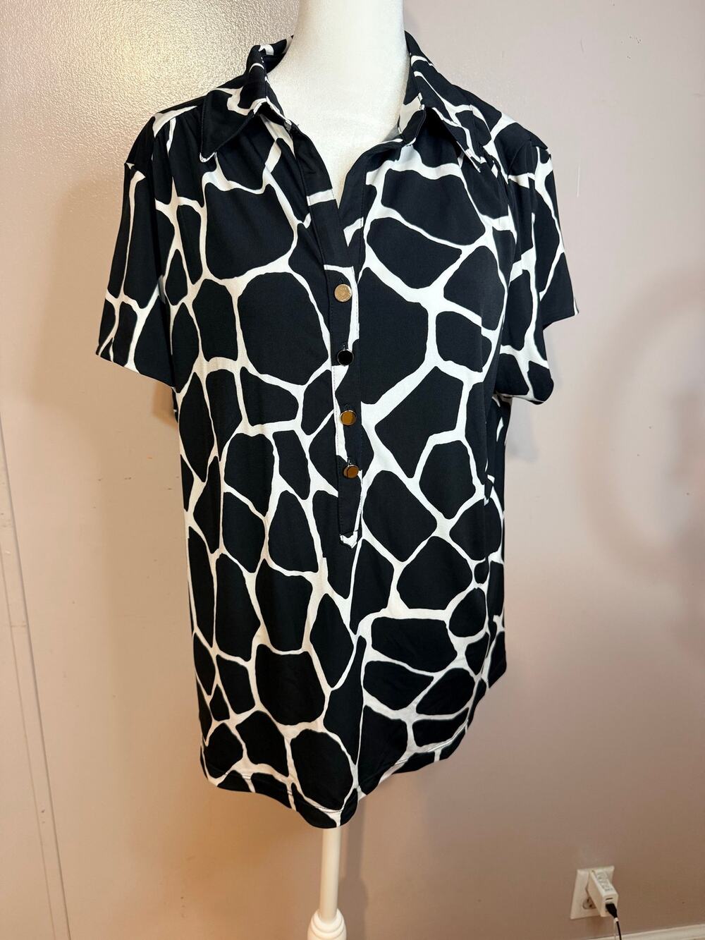 Alfani women’s short-sleeve collared blouse Striking black/white giraffe prin 1X